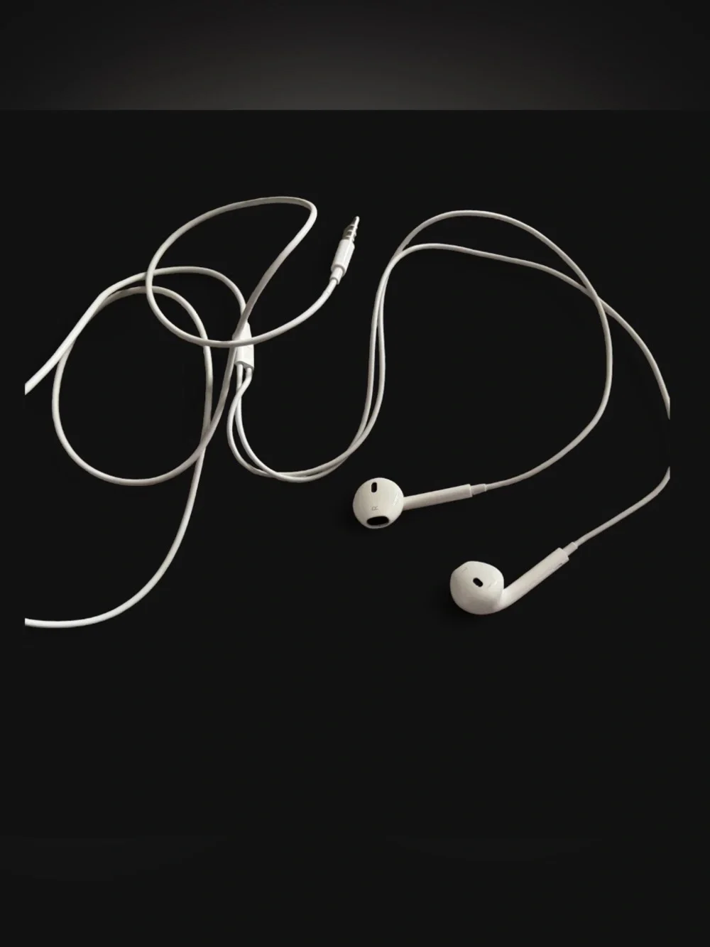 Apple White Earbud Headphones with 3.5mm Jack